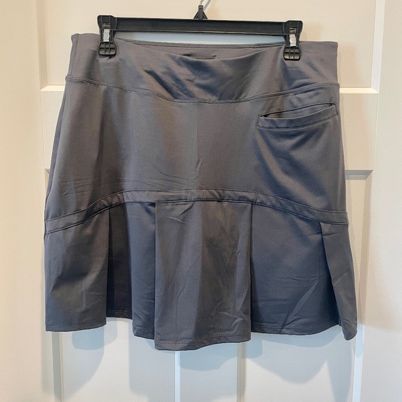 Women's Activewear Skirt, Gray, L, EUC, Pleat on back - Picture 4 of 11